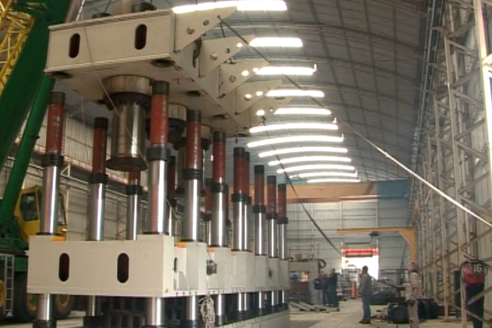 Línea de Producción y Punzonado CNC de largueros para chasis IVECO - Córdoba Machines