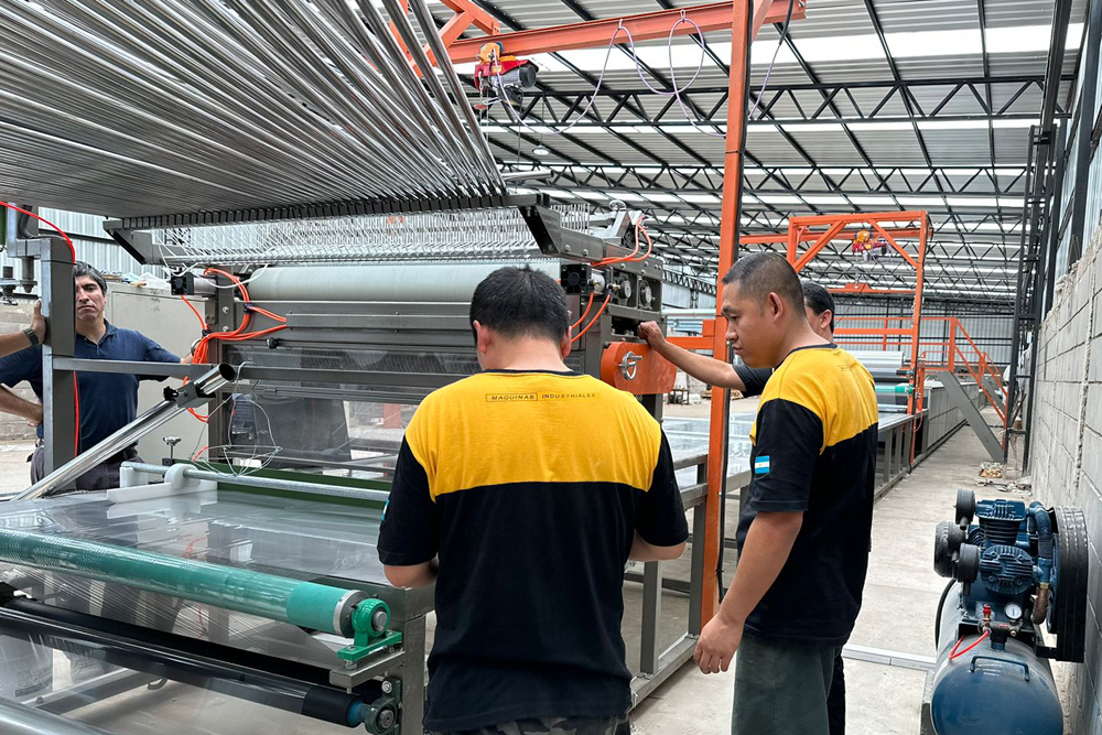 Línea de producción para la fabricación de chapas de fibra de vidrio. - Córdoba Machines